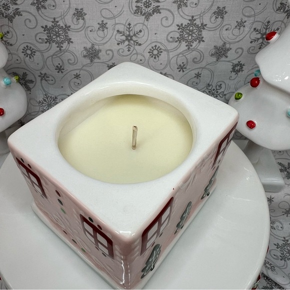 Sand And Fog Pastel Pink Gingerbread Home Ceramic Home Crushed Candy Cane Candle - Picture 5 of 12